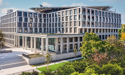 15.000 m² Naturstein-Fassadenplatten an den ViDia Kliniken mit ASO-Niete befestigt